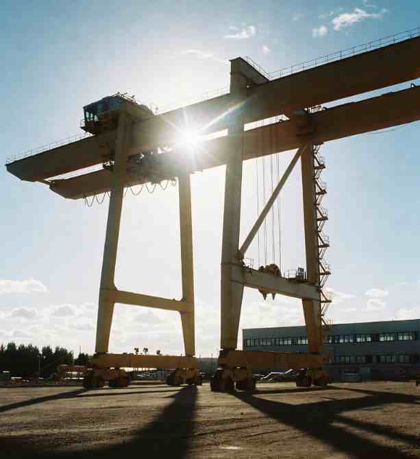 Innolux群创LCD工业液晶屏在港口龙门吊设备的户外阳光可读解决方案