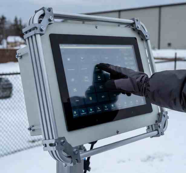 如何让户外设备的LCD工业液晶屏在强光下保持清晰显示？